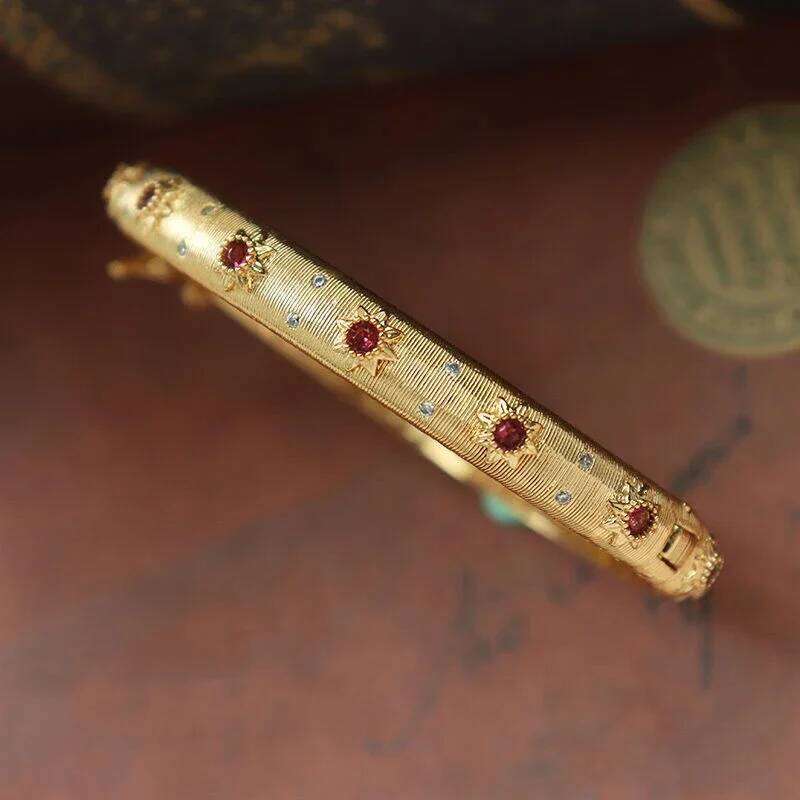 Classic Court Style Wire Drawing Bracelet For Women Light Luxury Elegant Green Crystal Retro Flower Bangles Wedding Fine Jewelry XJ260127