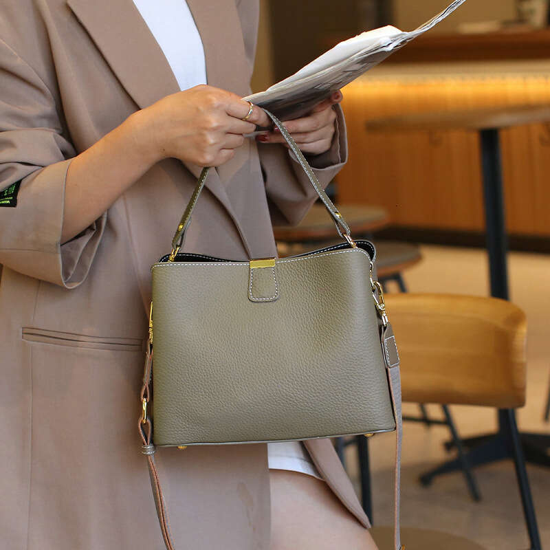 Luxury Shoulder Bags Fashion Cowhide For Women New Large Capacity Bucket Bag Versatile Commuter Genuine Leather Crossbody Handbag SENYY