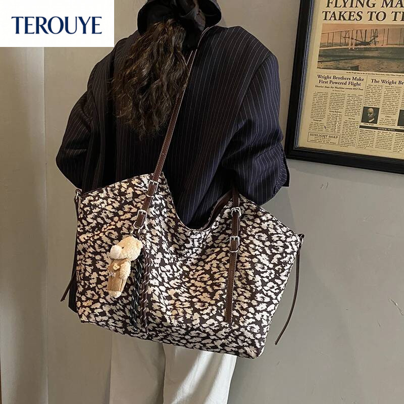 TEROUYE Retro suede design handbag for autumn and winter, large capacity, fashionable and elegant, luxurious armpit bag, women's shoulder bag, tr
