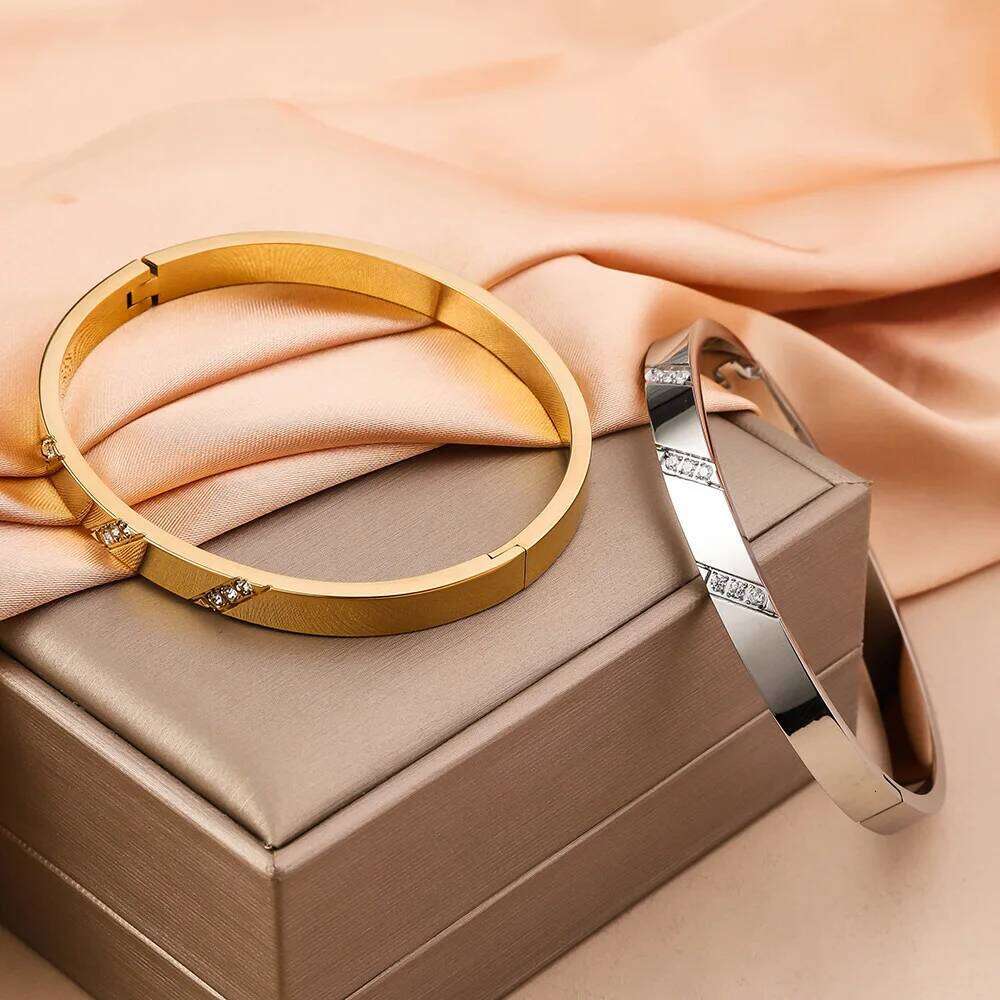 Simple Diagonal Inlaid Artificial Zircon Stainless Steel Bracelet, Women's Fashionable Open Buckle Hand Accessory Party Gift XJ260127