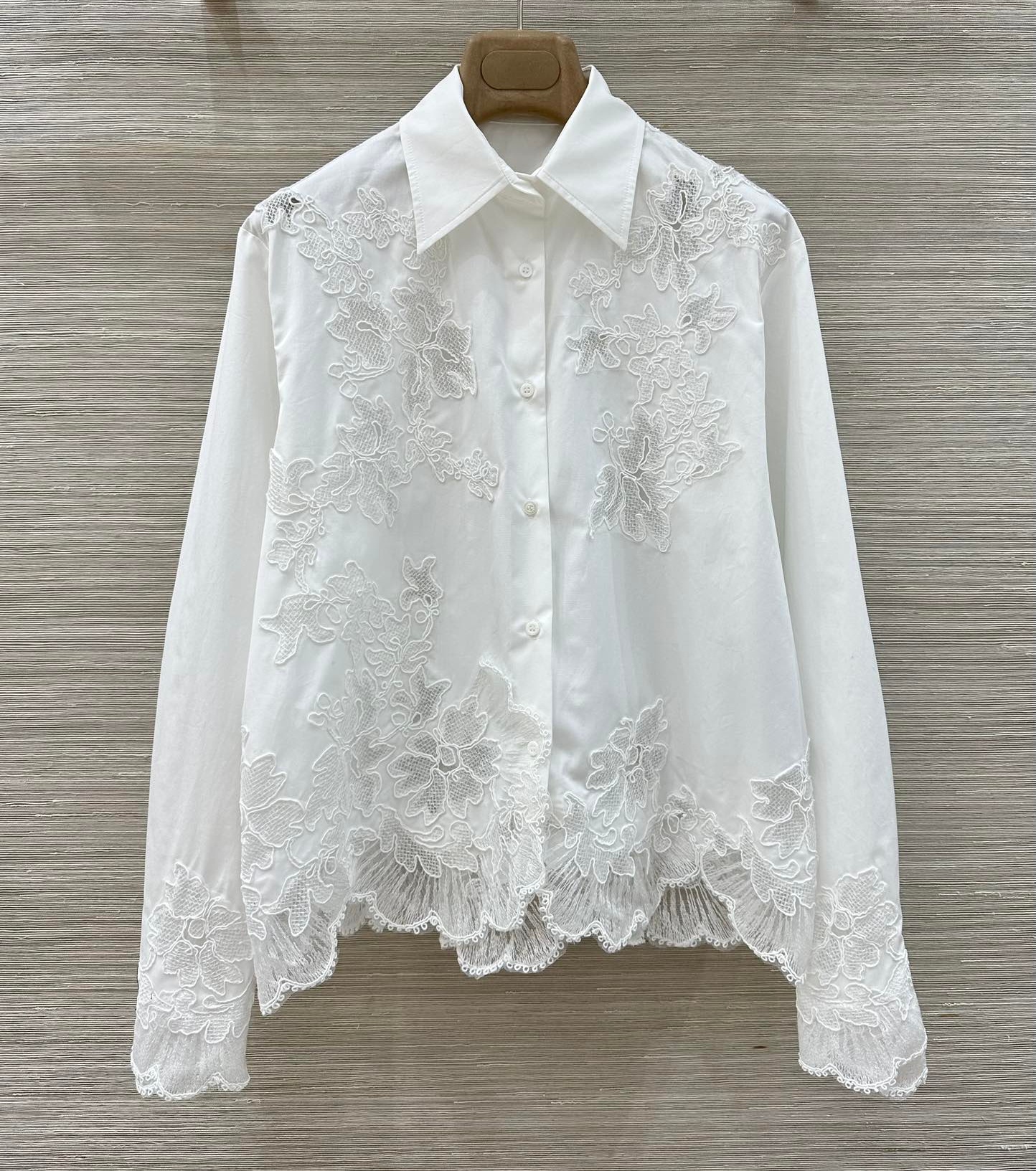 French style shirt, white lace patchwork shirt, women's design sense, V-neck slimming cover, head slimming designer women's clothing