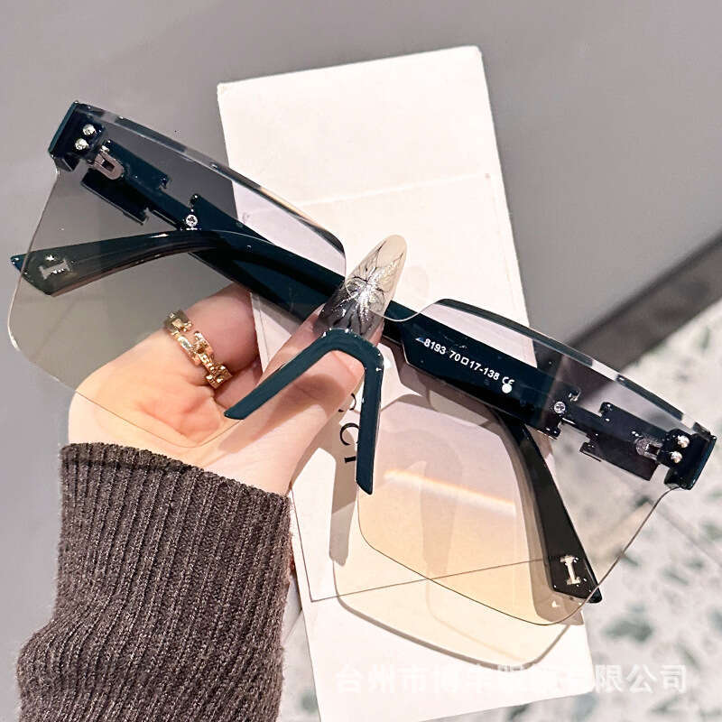 2026 New Small C C Style Mirror Leg Letter One-piece High-end Fashion Large Frame for Women Fine Flash Trendy Sunglasses