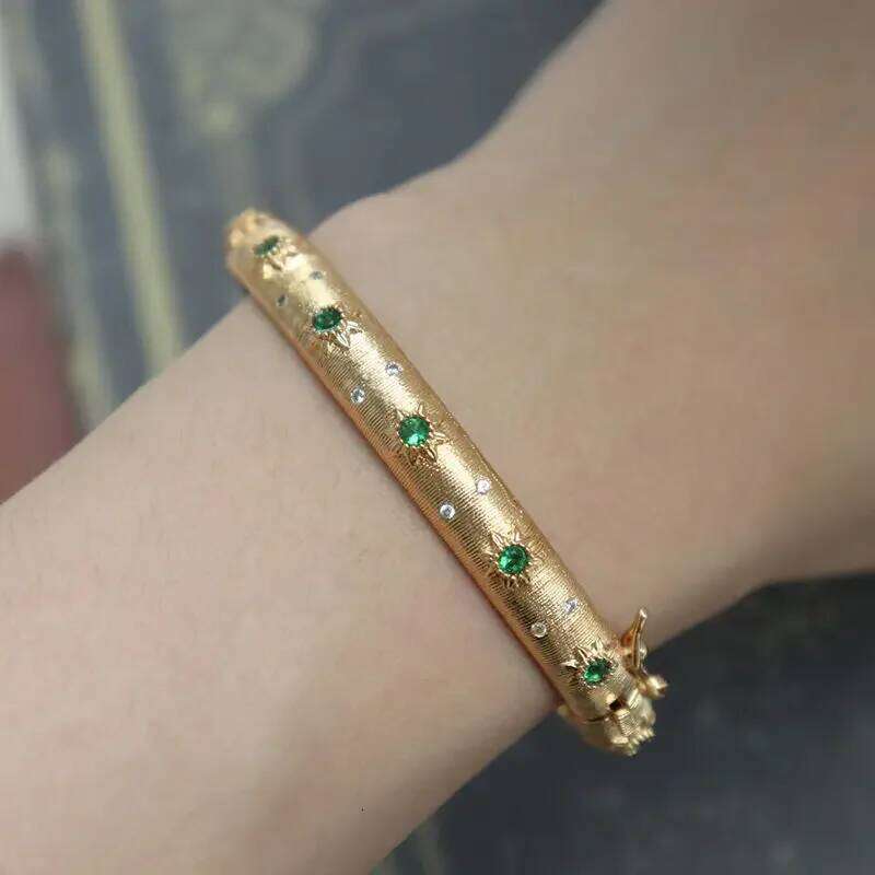 Classic Court Style Wire Drawing Bracelet For Women Light Luxury Elegant Green Crystal Retro Flower Bangles Wedding Fine Jewelry XJ260127