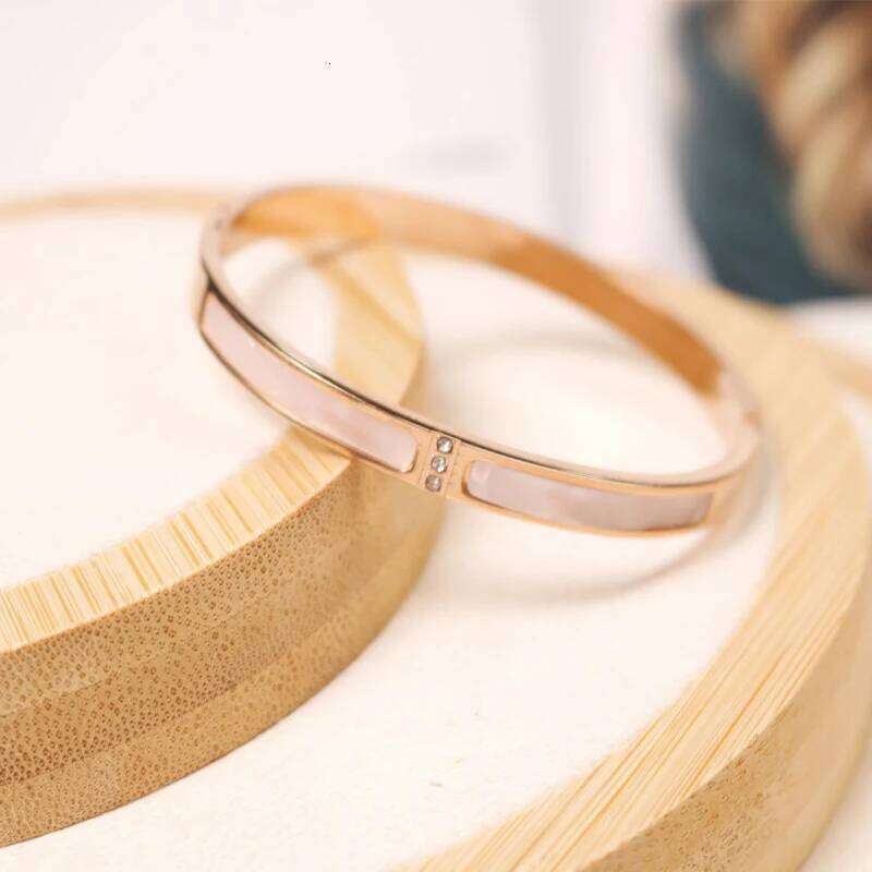 New Titanium Steel High end White Shell Fritillaria Women's Simple and Personalized Bracelet XJ260127