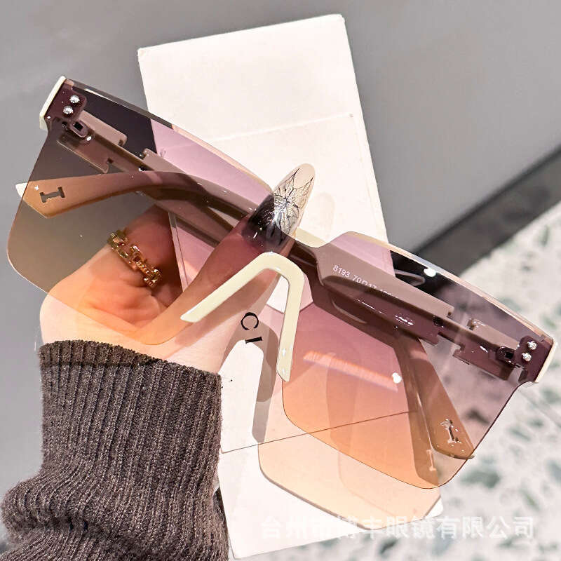2026 New Small C C Style Mirror Leg Letter One-piece High-end Fashion Large Frame for Women Fine Flash Trendy Sunglasses