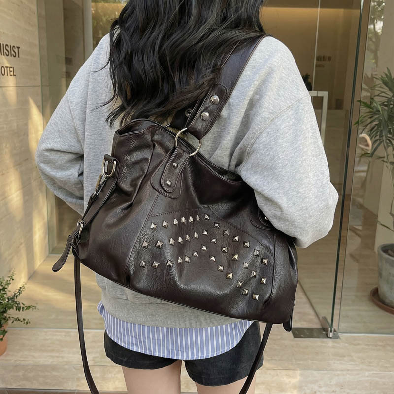 Vintage Rivet Coffee Shoulder Bags Women Y2k Grunge Large Capacity Tote Bag Female Moto Biker Messenger Bag Handbag Chic 240813