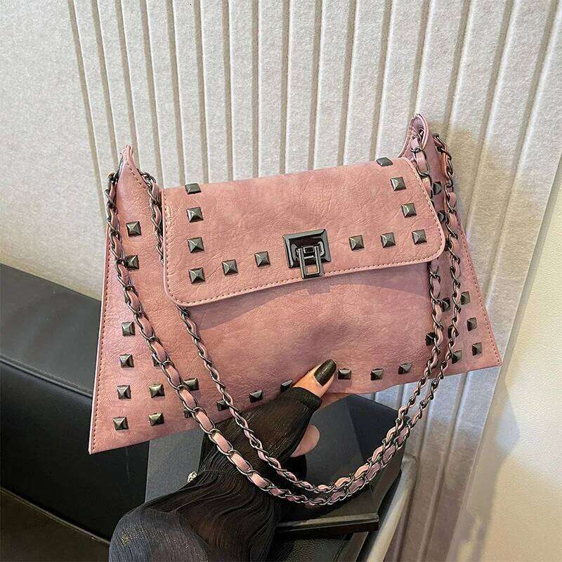 Chic Vintage Rivet Crossbody Bags for Woman Soft Leather Messenger Bag, Adjustable Strap, Kiss Lock Closure, Solid Color Ita Bag