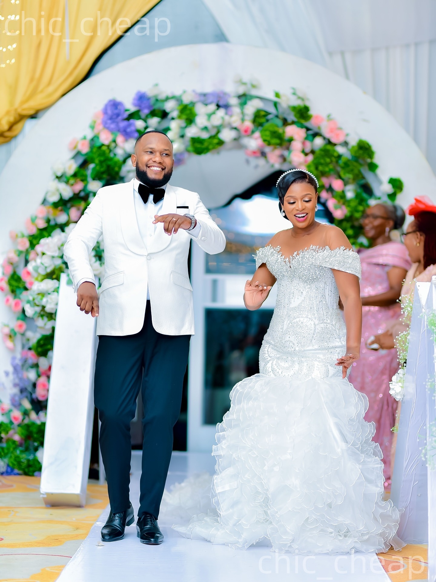 African Aso Ebi 2026 Ivory Mermaid Wedding Dress Sheer Neck Crystals Sequined Tiers Organza Sparkly Elegant Bridal Gowns Dresses ZJ230