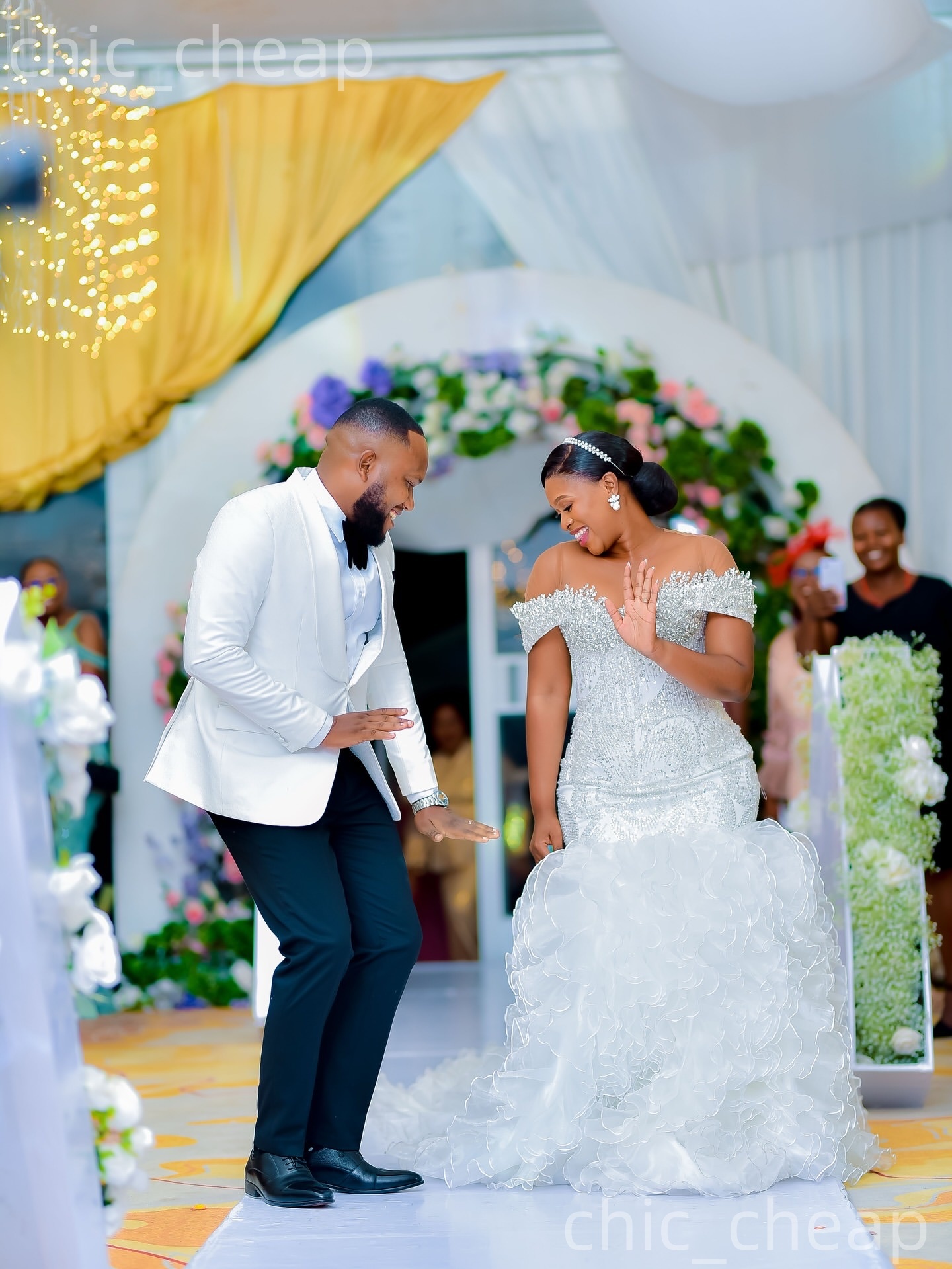 African Aso Ebi 2026 Ivory Mermaid Wedding Dress Sheer Neck Crystals Sequined Tiers Organza Sparkly Elegant Bridal Gowns Dresses ZJ230