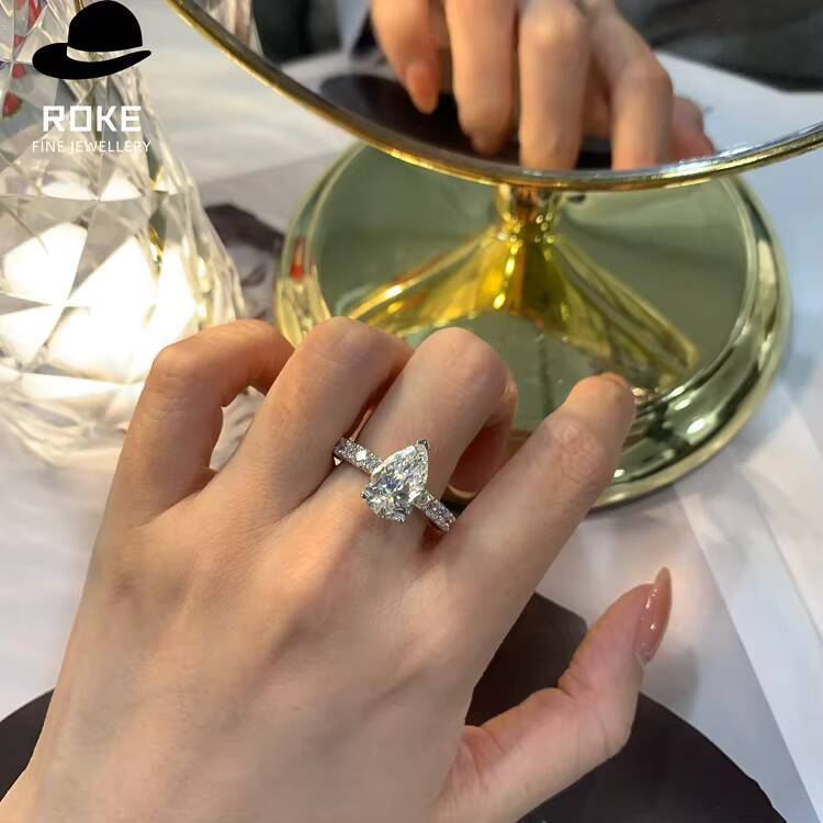 IGI Laboratory-grown 302ct Pear-shaped Centre Diamond with 158ct Round Accent 9K-18K White Gold Luxury Diamond Ring for Women