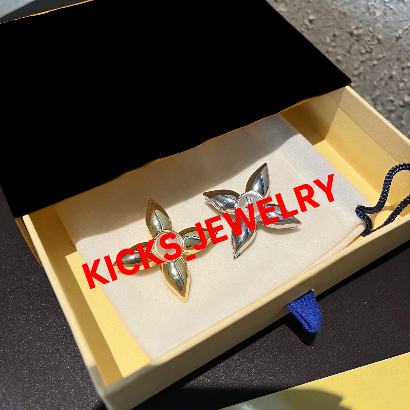 Designer brooches classic brooches fashionable design brooches iconic brooches 01