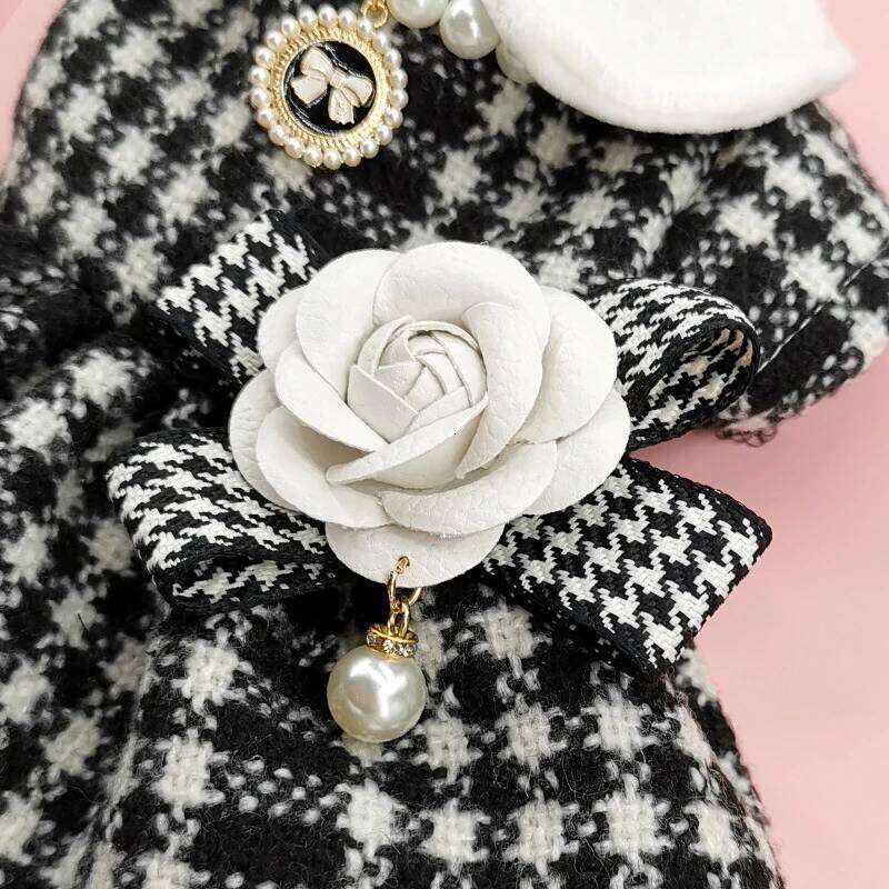 Autumn And Winter Designer Puppy Dress Cat Hair Bow Necklace Warm Pet Clothes Beautiful Skirt Tweed Dog Clothing Dogs Coats