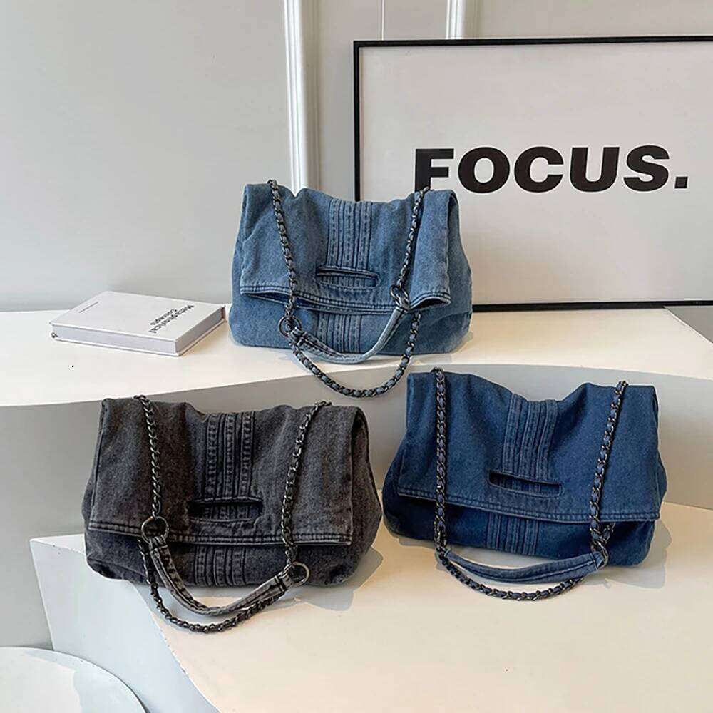 Retro style denim chain shoulder bag, dual-purpose commuting crossbody bag for women, large capacity fashionable tote bag.zwq