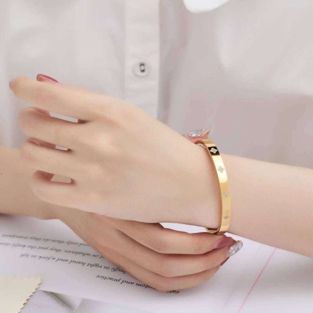 VQYSKO Lucky Four Leaf Grass Zircon Bracelets Luxury Design Rose Color Stainless Steel For Women Birthday Gift XJ260127