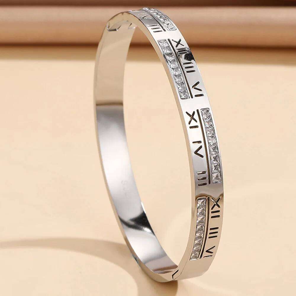 Simple and fashionable stainless steel gold-plated Roman numeral zircon bracelet ladies gift hot sale XJ260127