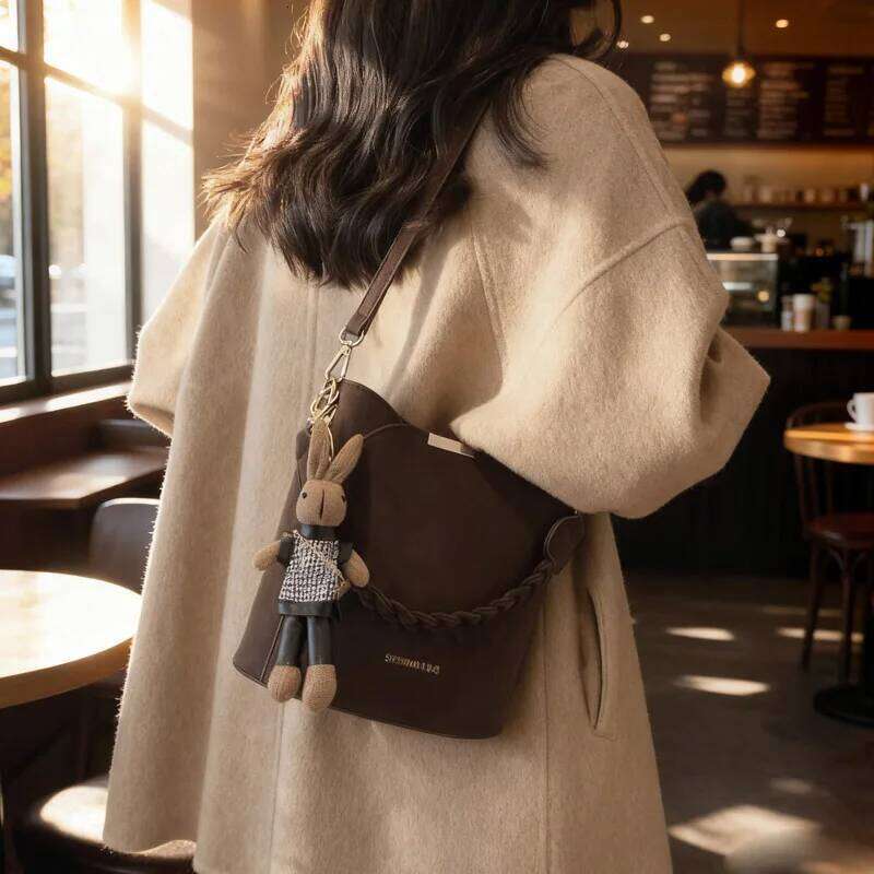Vintage Niche Light Luxury Women's New Autumn and Winter Super Hot High-end Shoulder Crossbody Portable Bucket Bag