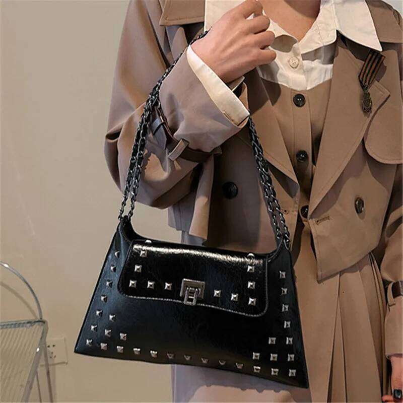 Chic Vintage Rivet Crossbody Bags for Woman Soft Leather Messenger Bag, Adjustable Strap, Kiss Lock Closure, Solid Color Ita Bag
