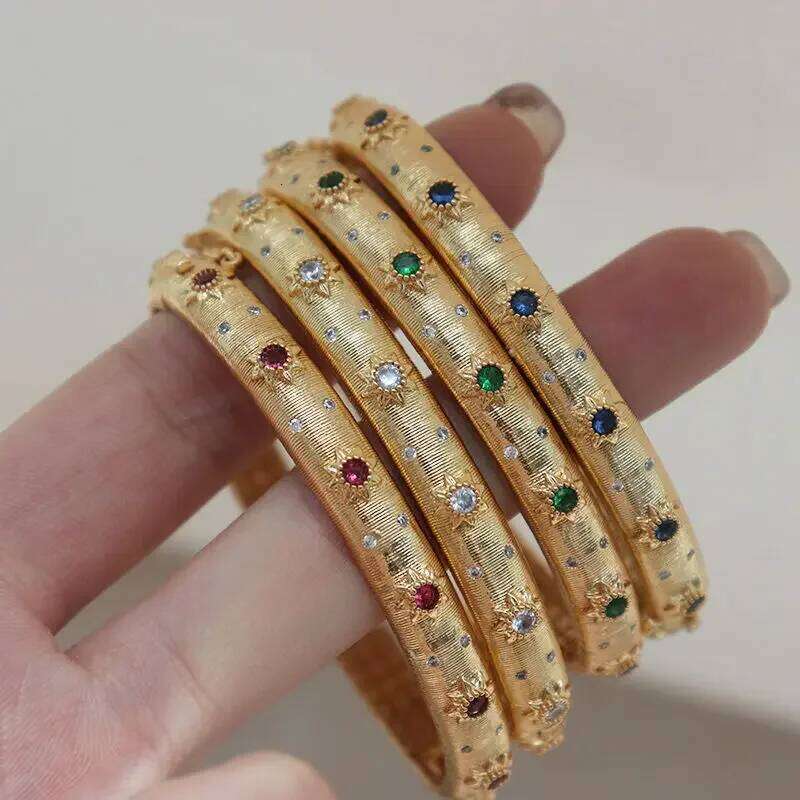 Classic Court Style Wire Drawing Bracelet For Women Light Luxury Elegant Green Crystal Retro Flower Bangles Wedding Fine Jewelry XJ260127