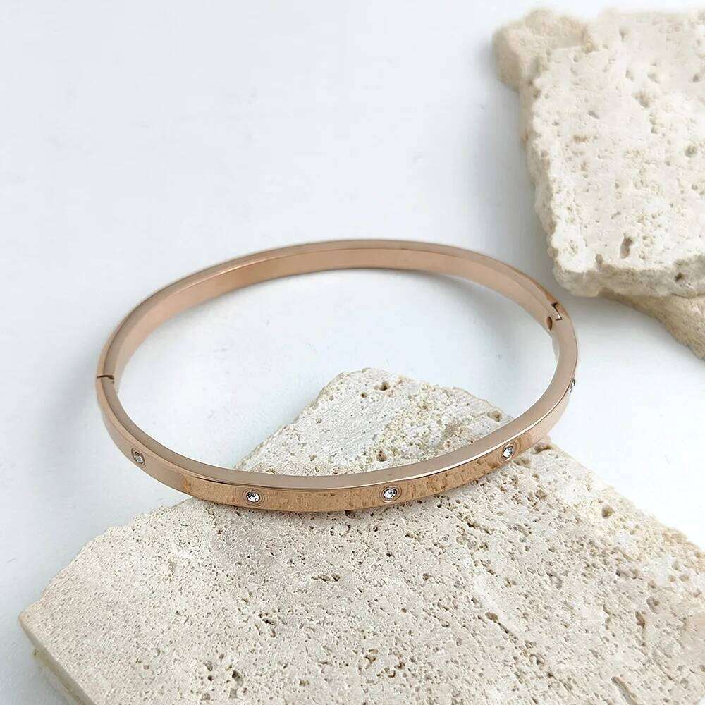 Exquisite18Kgold-plated stainless steel bracelet: glittering decoration, suitable for formal weddings, fashionable wrist jewelry XJ260127