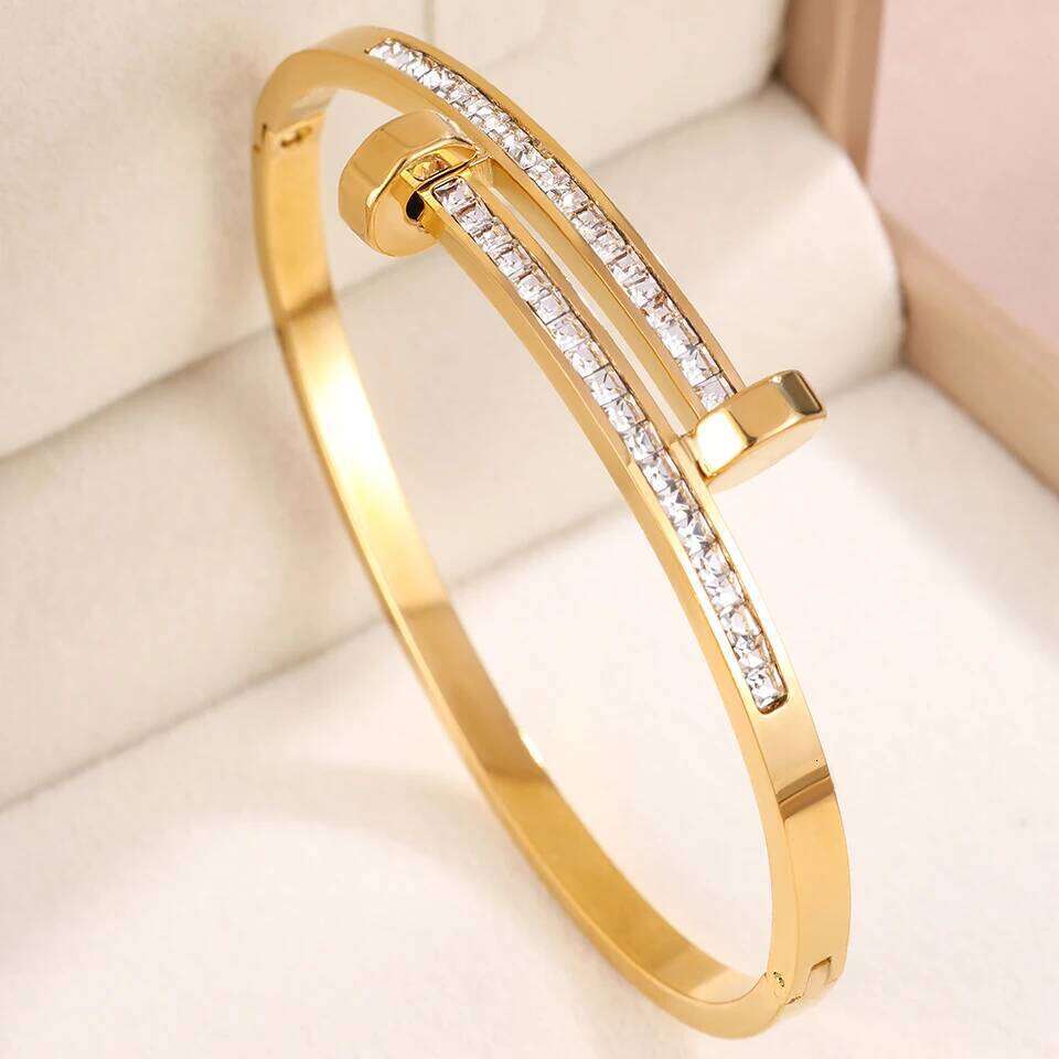 Luxurious romantic diamond-encrusted bracelets are fashionable jewelry suitable for women to attend parties and banquets. XJ260127