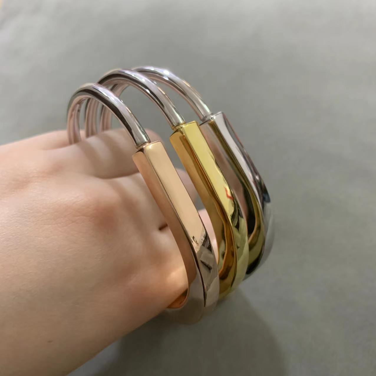 Fashion Charm U-Shaped Bracelet Luxury High-end 18K Gold Plated Bangle Commuter Exquisite Bracelet for Women men Daily Wear Unisex Jewelry Accessory