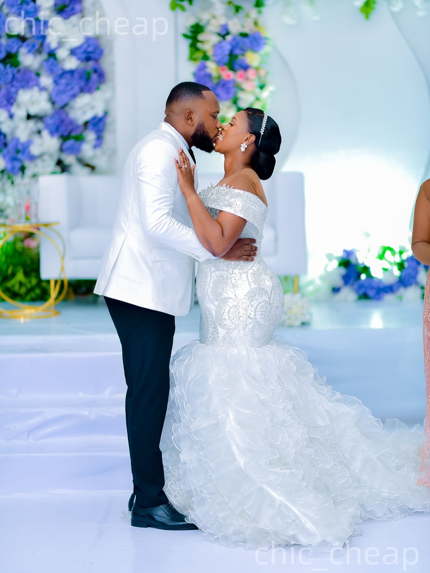 African Aso Ebi 2026 Ivory Mermaid Wedding Dress Sheer Neck Crystals Sequined Tiers Organza Sparkly Elegant Bridal Gowns Dresses ZJ230