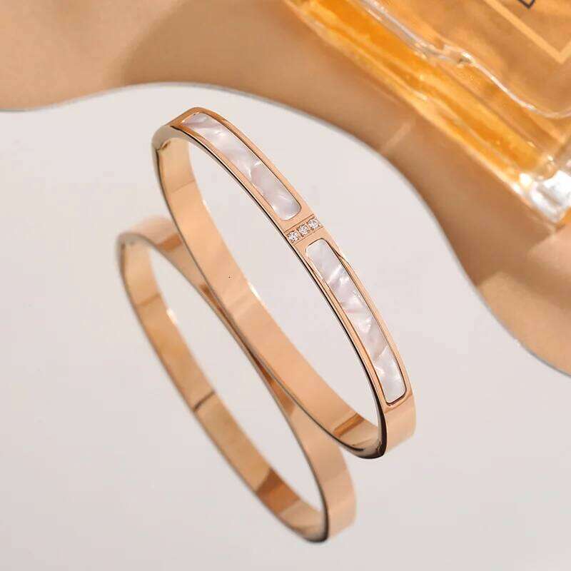 New Titanium Steel High end White Shell Fritillaria Women's Simple and Personalized Bracelet XJ260127