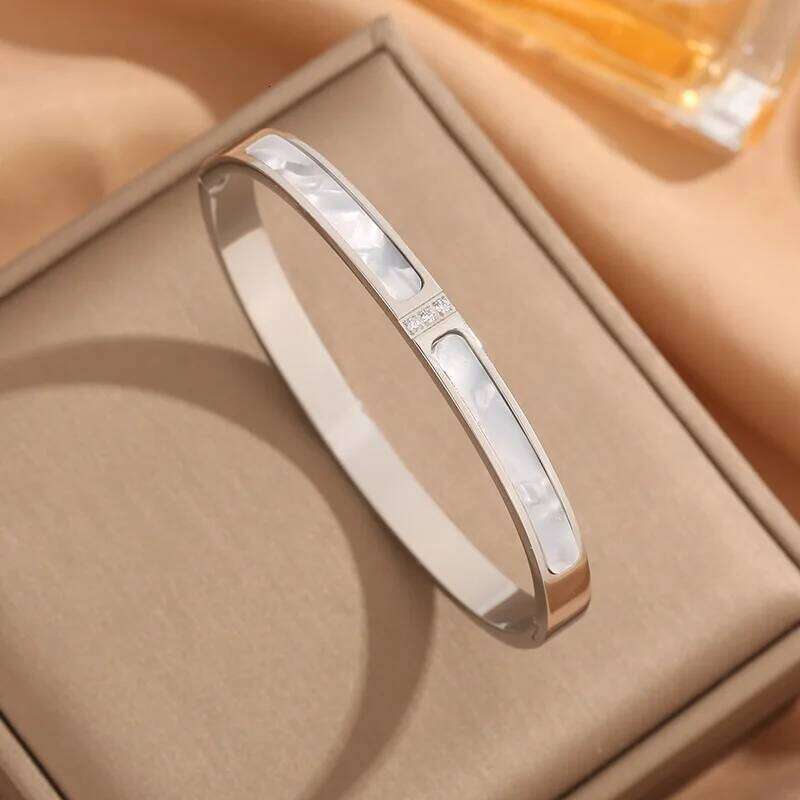 New Titanium Steel High end White Shell Fritillaria Women's Simple and Personalized Bracelet XJ260127