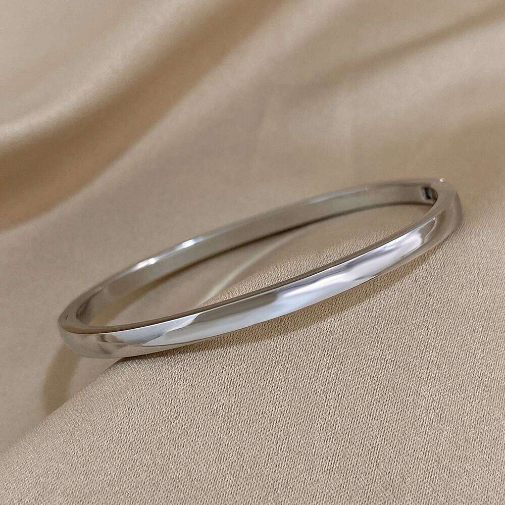 Simple Smooth Stainless Steel Bangles Bracelets for Women Trendy Gold Plated Metal Bracelet Jewelry Accessories Lady Gift XJ260127