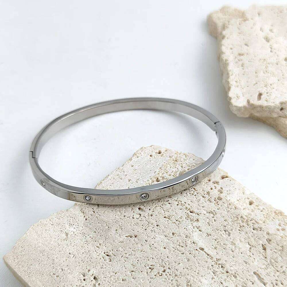 Exquisite18Kgold-plated stainless steel bracelet: glittering decoration, suitable for formal weddings, fashionable wrist jewelry XJ260127