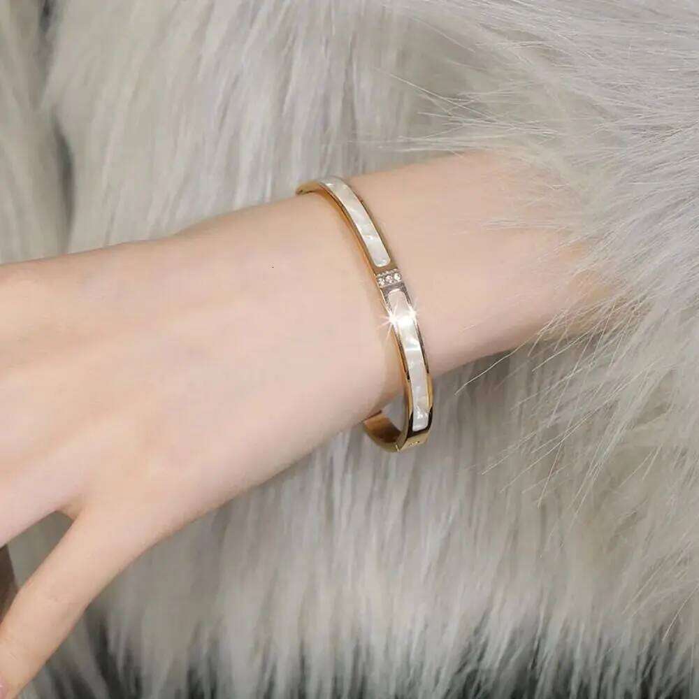 Simple Style Shell Mother Bracelet Ins Design Luxury Titanium Steel Bangles 3 Crystals Does Not Fade Couple Bracelets Men XJ260127