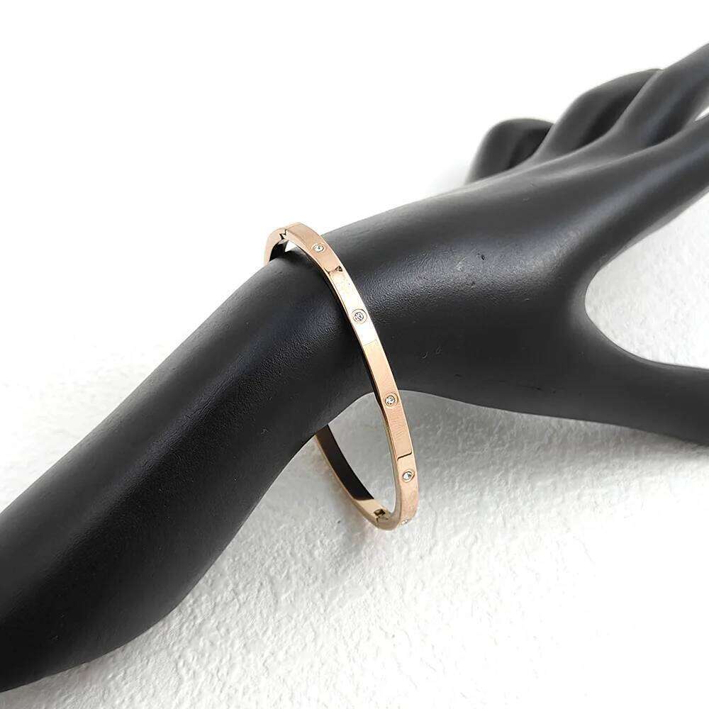 Exquisite18Kgold-plated stainless steel bracelet: glittering decoration, suitable for formal weddings, fashionable wrist jewelry XJ260127