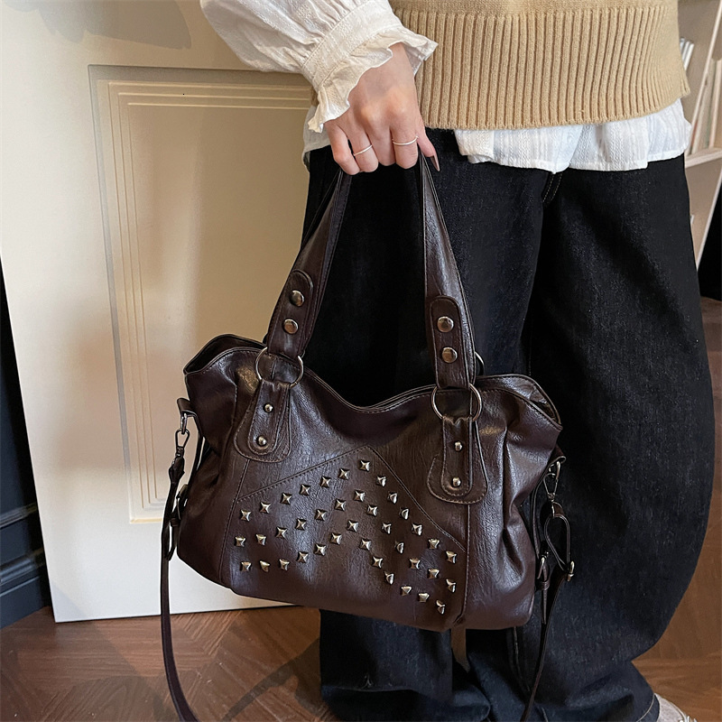 Vintage Rivet Coffee Shoulder Bags Women Y2k Grunge Large Capacity Tote Bag Female Moto Biker Messenger Bag Handbag Chic 240813