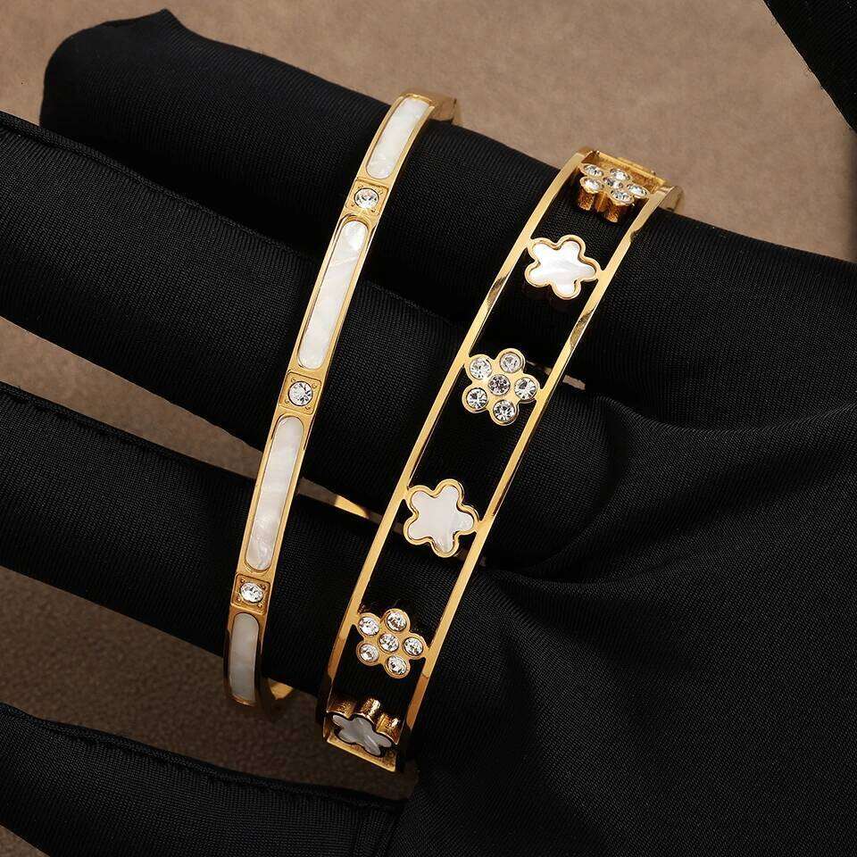 UILZ Ladies' Simple Versatile Retro Five Leaf Flower Inlaid Synthetic Zircon Stainless Steel Bracelet Elegant Style Jewelry XJ260127