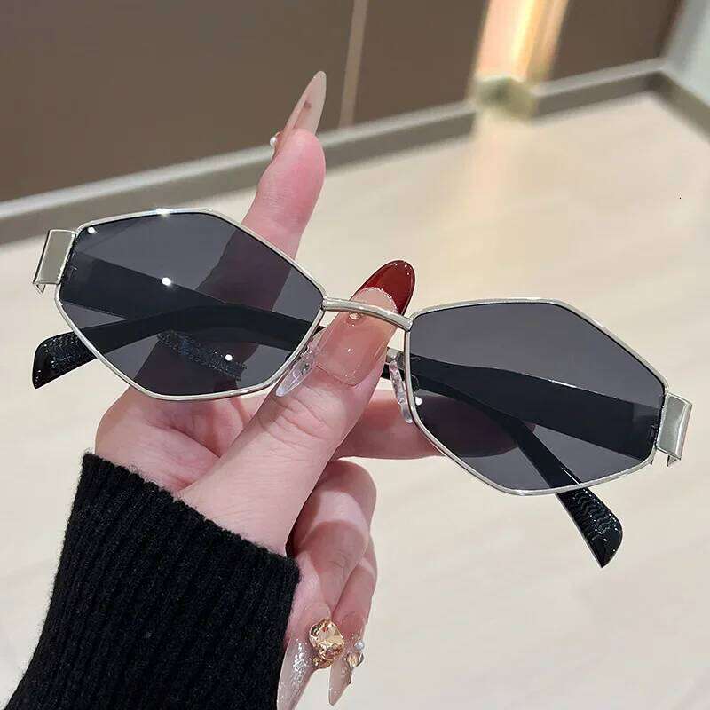 Fashion Polygonal Women Sunglasses 2025 Vintage Brand Rhombus Ladies Sun glasses Shades Unique Metal Frame Punk Eyewear Men Z260127