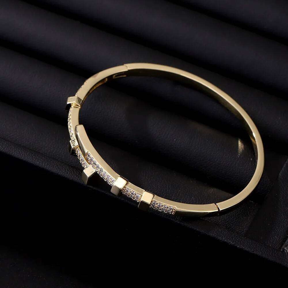 New Versatile Personalized Colorless Diamond Nail with Advanced Sense Design INSPIRED Women's Bracelet Jewelry XJ260127