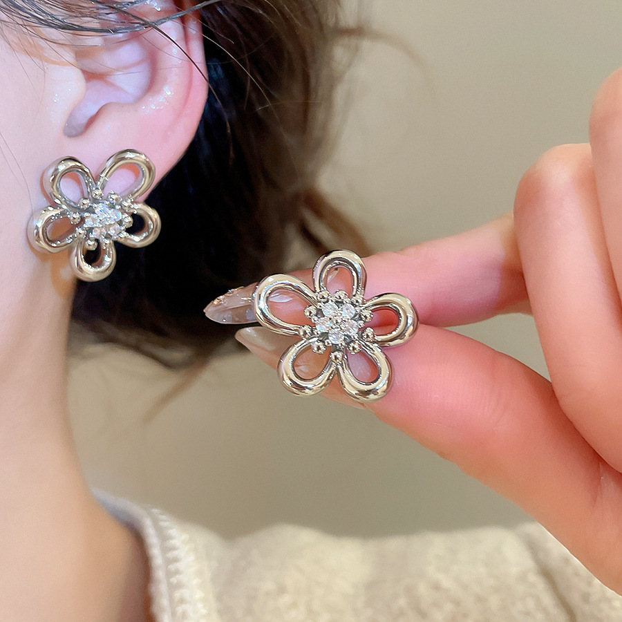 Silver Needle Zircon Flower Casual Fashion Personality Niche Versatile Light Luxury High-end Earrings for Women - view 3