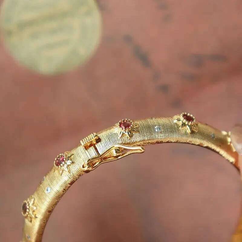 Classic Court Style Wire Drawing Bracelet For Women Light Luxury Elegant Green Crystal Retro Flower Bangles Wedding Fine Jewelry XJ260127