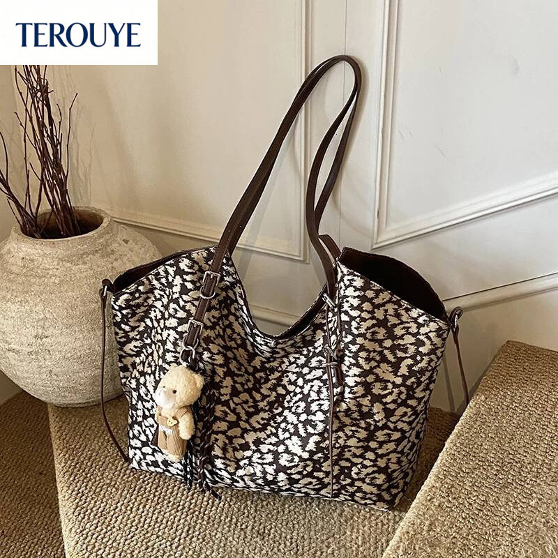 TEROUYE Retro suede design handbag for autumn and winter, large capacity, fashionable and elegant, luxurious armpit bag, women's shoulder bag, tr