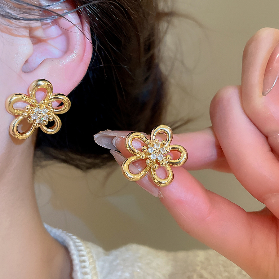 Silver Needle Zircon Flower Casual Fashion Personality Niche Versatile Light Luxury High-end Earrings for Women - view 4
