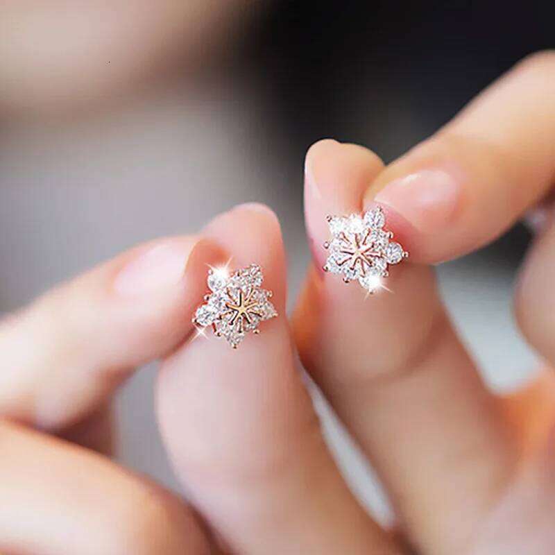 Fashion Jewelry Earrings Winter Snowflake Design Stud Earrings Crystal Cubes Zirconium Oxide Suitable for Everyday Wear Ear Accessories