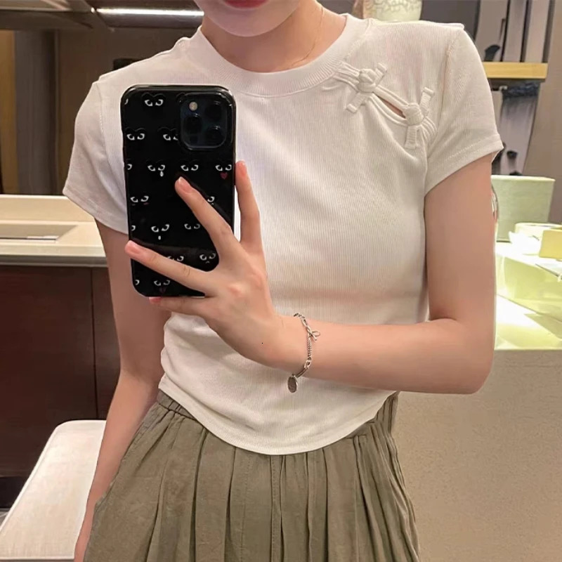 Women's Cropped Top - Elegant Button-Up with Gentle Fit for a Modern Look 260128