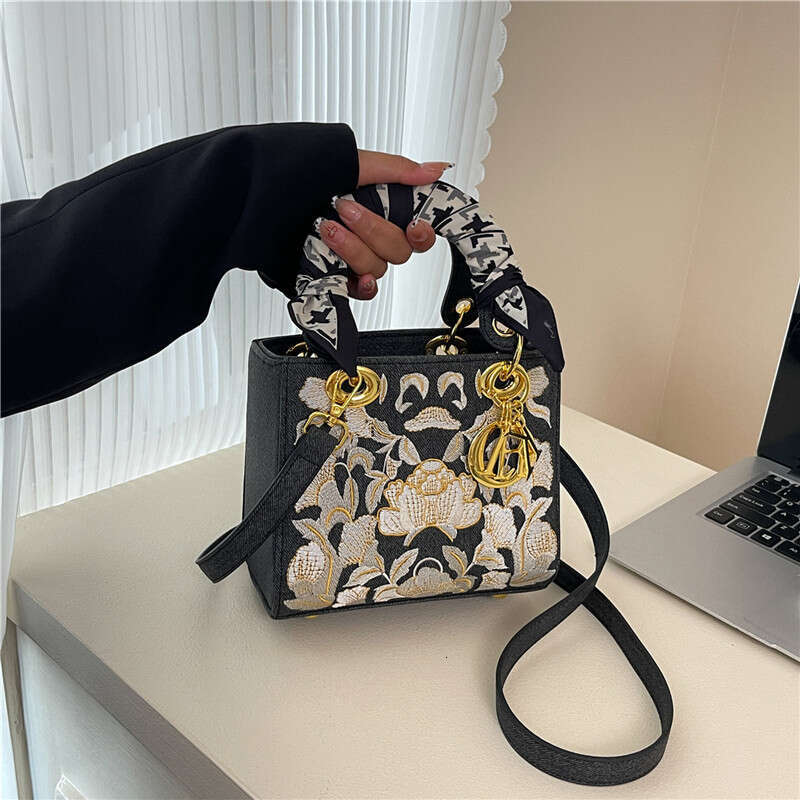Heavy Embroidery Embroidered Versatile Princess Diana New Fashion Scarf tote Handbag Women High End Single Shoulder Crossbody Bag