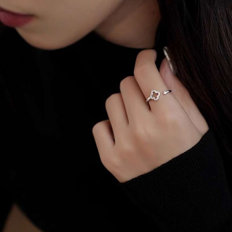 All-diamond four-leaf clover ring Micro-set open-face ring A romantic ladies' ring