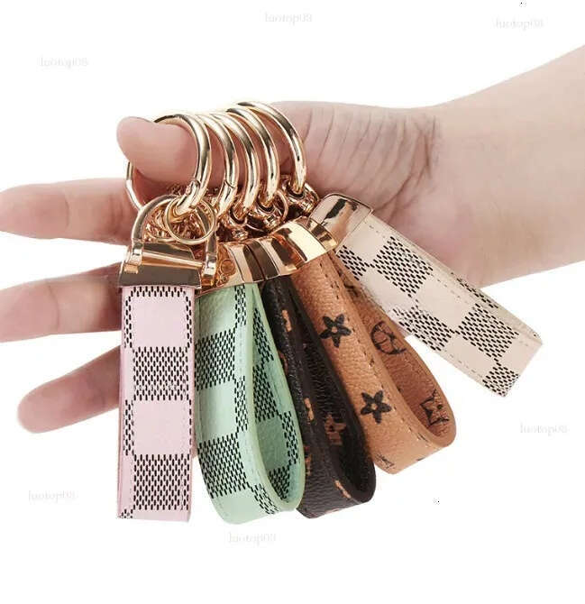 Letter pattern keychain Leather flower-shaped pendant Suitable for daily use and travel