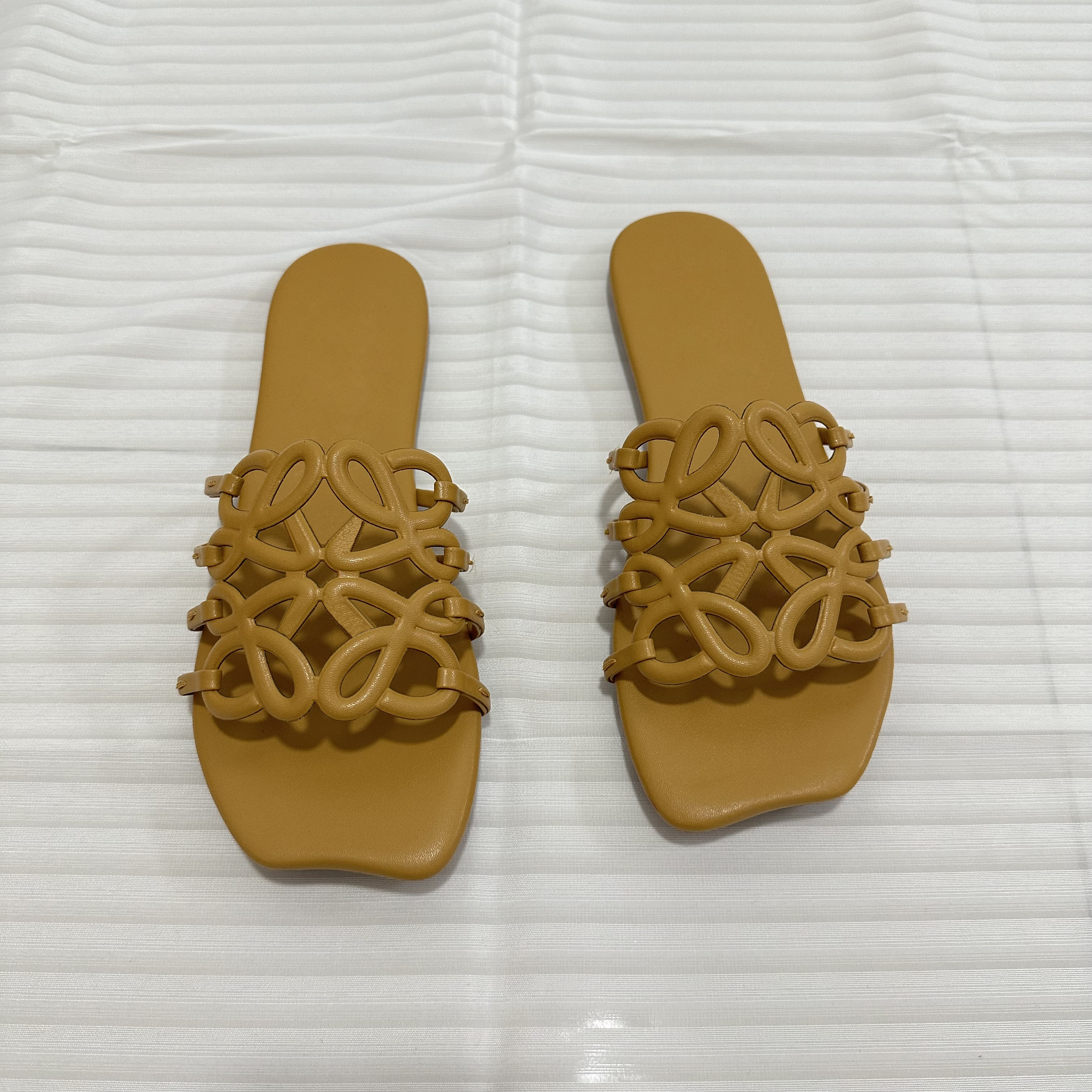 2026 Designer Sandals Slippers Women's Sandals And Slippers Niche Platform Trendy Sandals Sea And Beach Vacation And Travel Slippers Versatile Slides Size 35-42