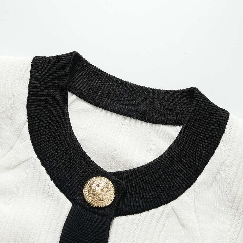 2026 Autumn New Social Style Twisted Black and White Metal Buckle Women's Knitted Short Cardigan