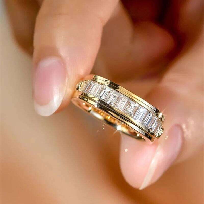 Huitan Fashion Gold Color Proposal Ring Bridal Wedding Band Jewelry with Brilliant Zirconia Luxury Versatile Finger Accessories XJ260127