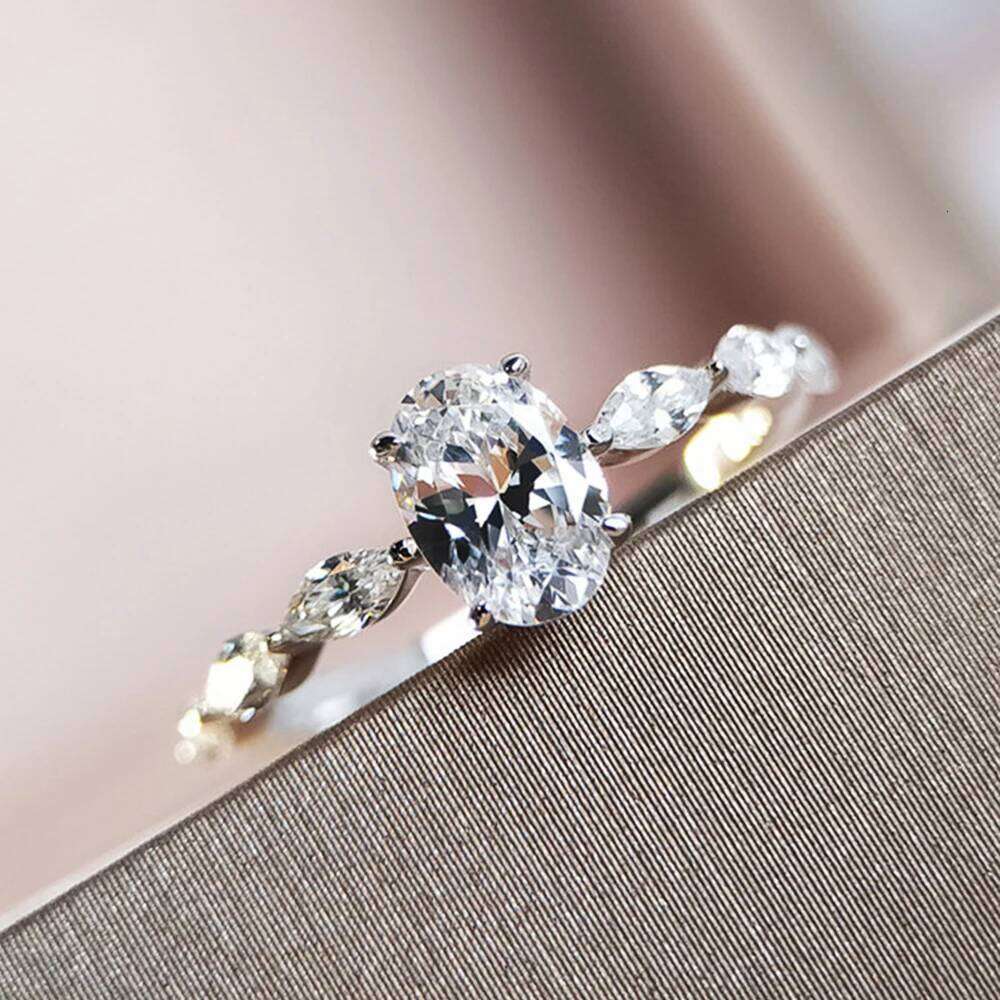 Huitan Dainty Women Engagement Rings AAA Cubic Zircon Silver Color Delicate Proposal Ring for Lover High Quality Wedding Jewelry XJ260127