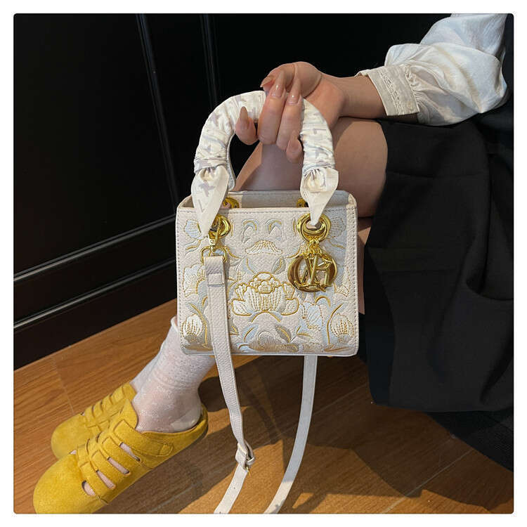 Heavy Embroidery Embroidered Versatile Princess Diana New Fashion Scarf tote Handbag Women High End Single Shoulder Crossbody Bag